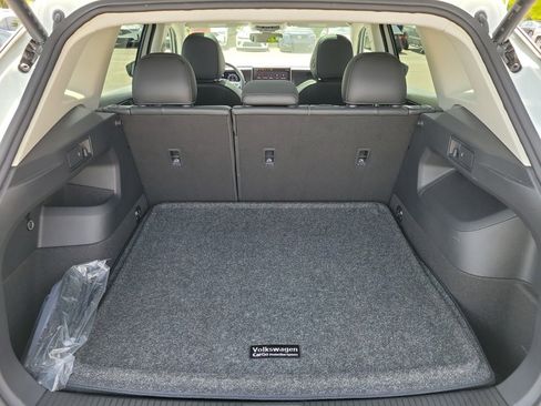 Used 2025 Volkswagen Tiguan SE w/ Panoramic Sunroof Package image 19