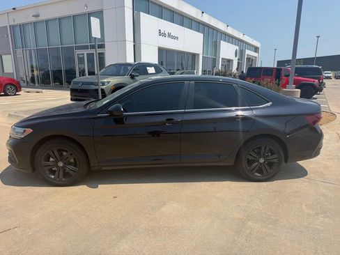 Certified 2023 Volkswagen Jetta SE w/ Panoramic Sunroof Package FWD image 2