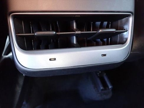 Used 2022 Tesla Model Y Long Range image 11