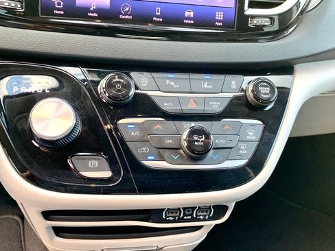 Used 2023 Chrysler Pacifica Touring-L FWD image 37