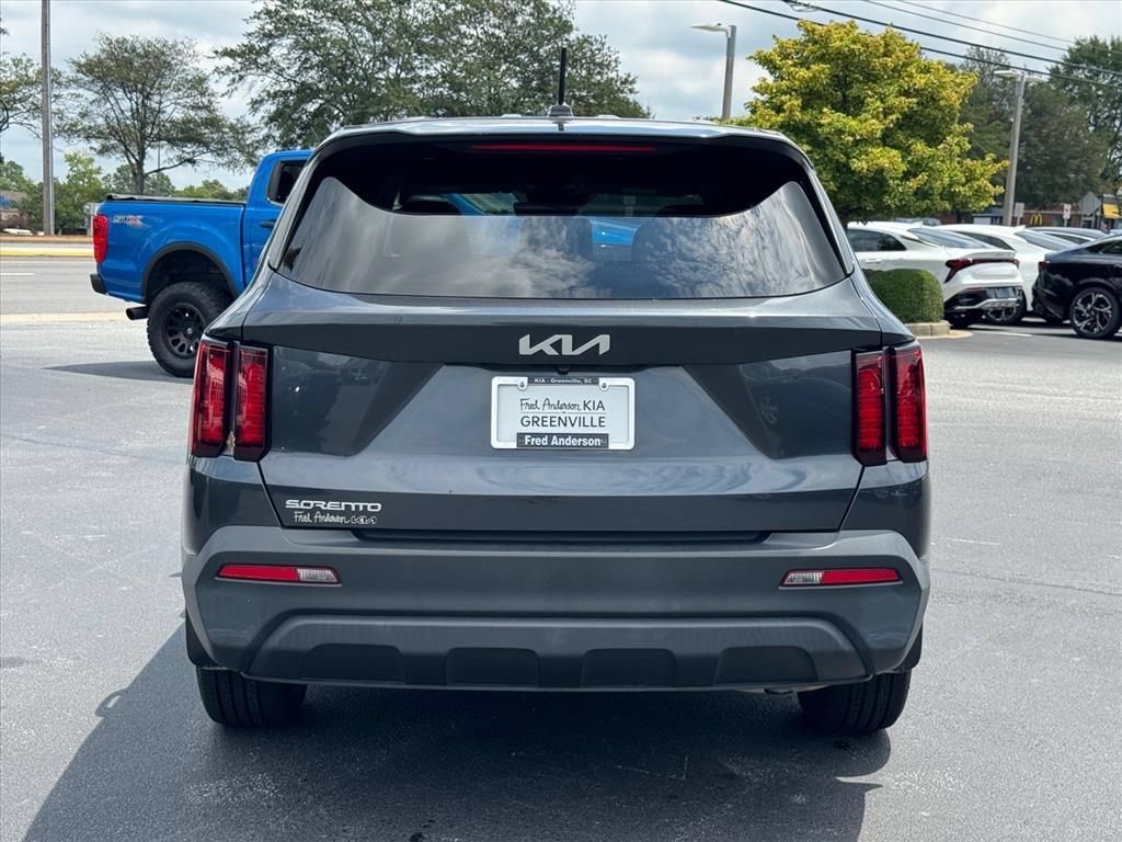 Certified 2023 Kia Sorento LX FWD image 4