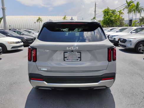 Used 2024 Kia Sorento S w/ Panoramic Sunroof Package FWD image 13