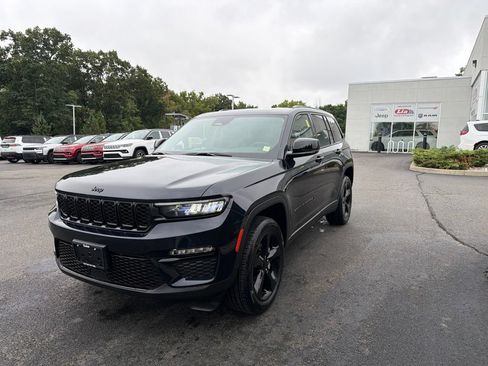 Used 2023 Jeep Grand Cherokee Limited w/ Black Appearance Package AWD/4WD image 8