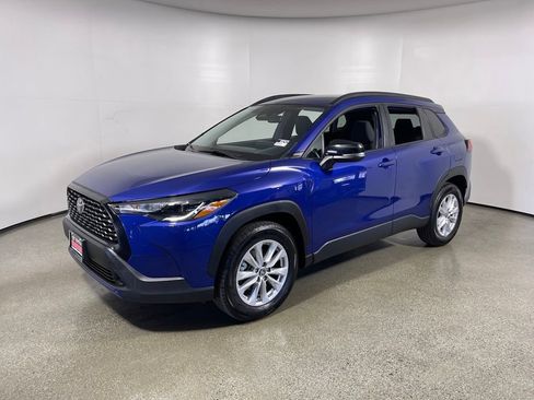 Used 2025 Toyota Corolla Cross LE image 7