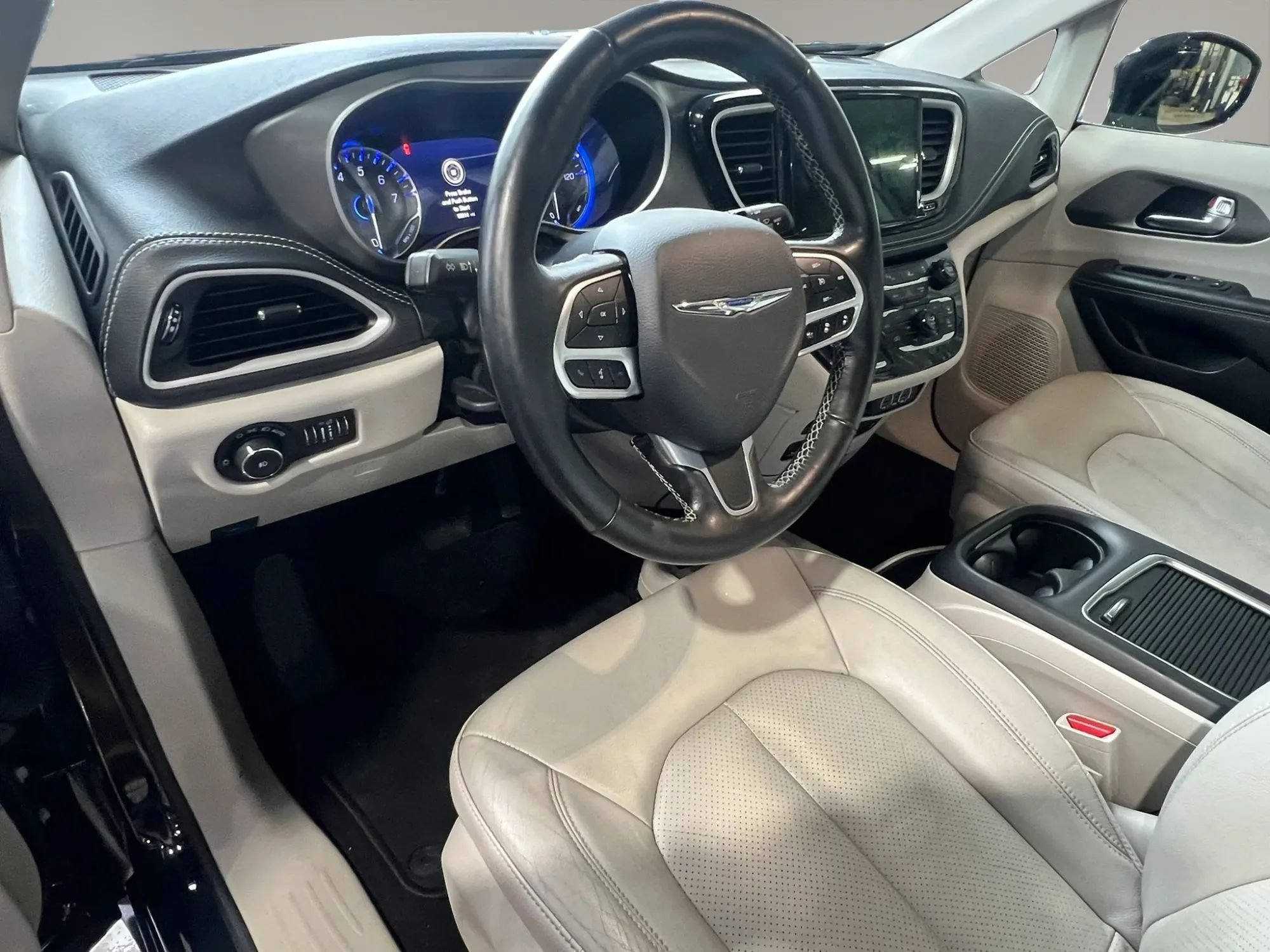 Used 2021 Chrysler Pacifica Touring-L w/ Uconnect Theater Family Group FWD image 14