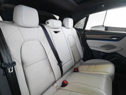 Certified 2025 Porsche Macan 4S Electric AWD/4WD image 38