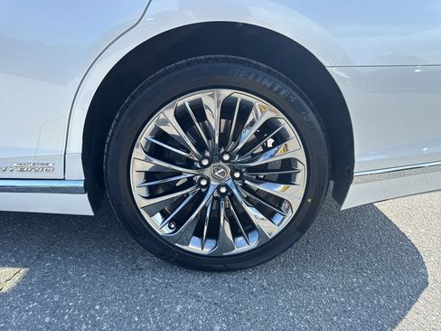 Used 2018 Lexus LS 500h w/ Luxury Package image 32