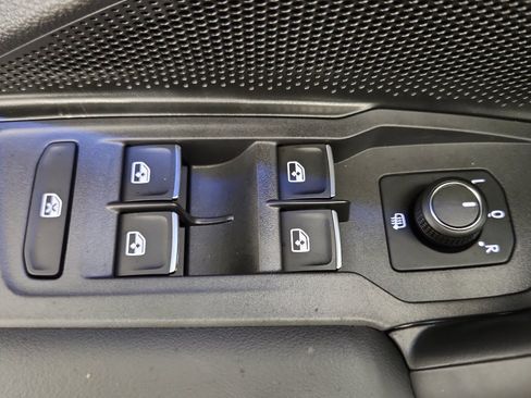 New 2025 Volkswagen Tiguan SE image 9