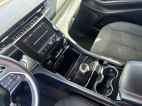 Used 2023 Jeep Grand Cherokee L Laredo image 16