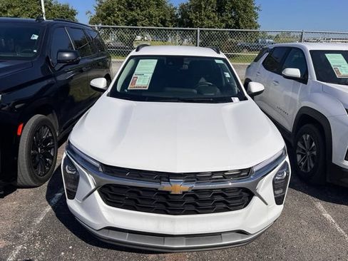 Certified 2025 Chevrolet Trax LT w/ LT Convenience Package FWD image 2