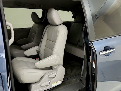 Used 2017 Toyota Sienna XLE FWD image 17