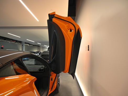 Used 2025 McLaren Artura RWD image 15