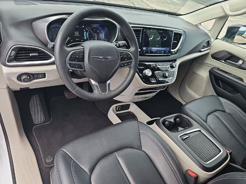Used 2024 Chrysler Pacifica Touring-L FWD image 16