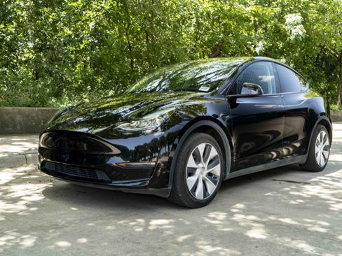 Used 2023 Tesla Model Y Long Range AWD/4WD image 5