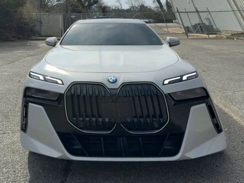 Used 2025 BMW 760i xDrive w/ Premium Package image 6