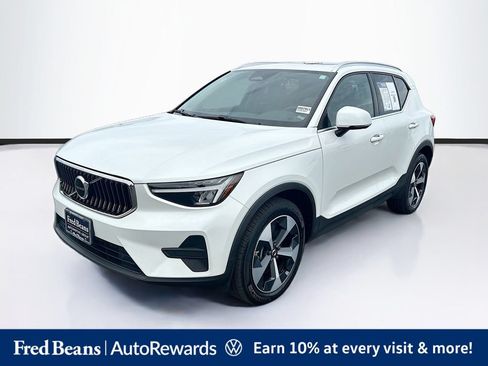 Used 2025 Volvo XC40 B5 Core w/ Protection Package Premier AWD/4WD image 3