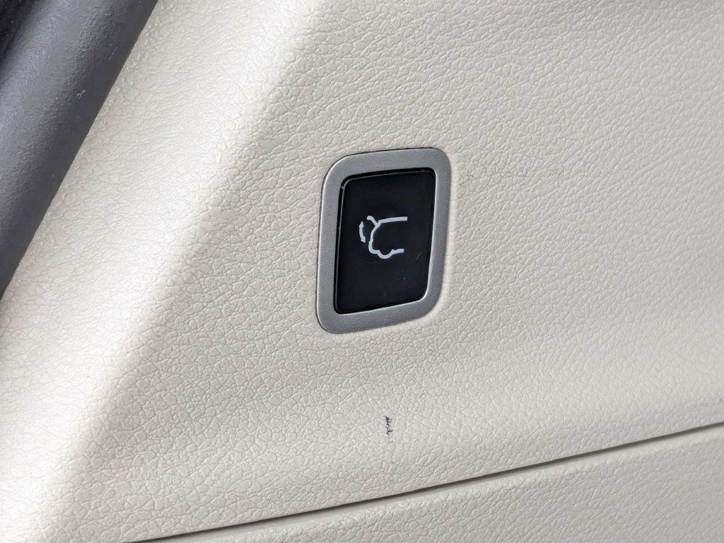 Used 2022 Chrysler Voyager LX FWD image 15