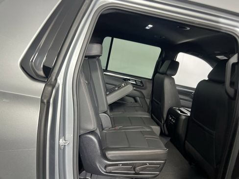 Used 2025 Chevrolet Suburban RST image 32