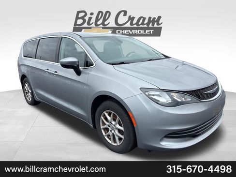 Used 2017 Chrysler Pacifica Touring image 1