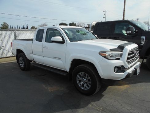 Used 2017 Toyota Tacoma Cloth image 1