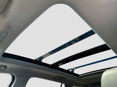 Used 2024 GMC Terrain SLT w/ Infotainment Package II image 18