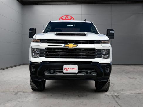 Used 2024 Chevrolet Silverado 2500 Custom w/ Custom Value Package image 3