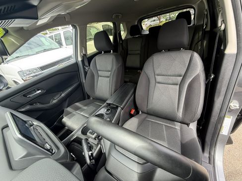 Used 2025 Nissan Rogue SV AWD/4WD image 11