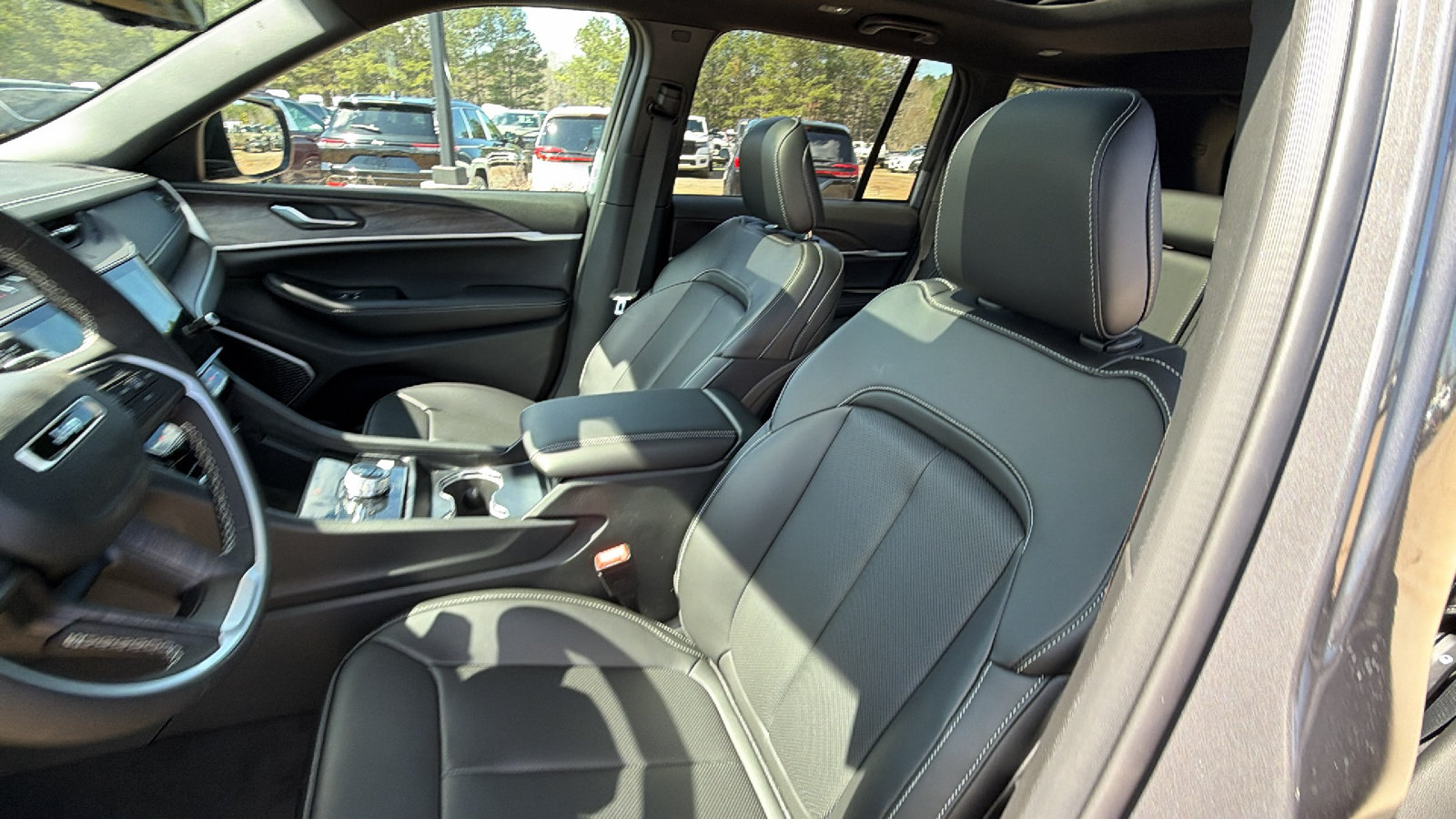 New 2026 Jeep Grand Cherokee Limited w/ Luxury Tech Group II AWD/4WD image 17