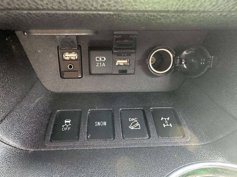 Used 2019 Toyota Highlander XLE AWD/4WD image 31