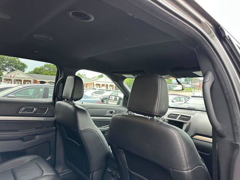 Used 2018 Ford Explorer XLT w/ Equipment Group 202A FWD image 35
