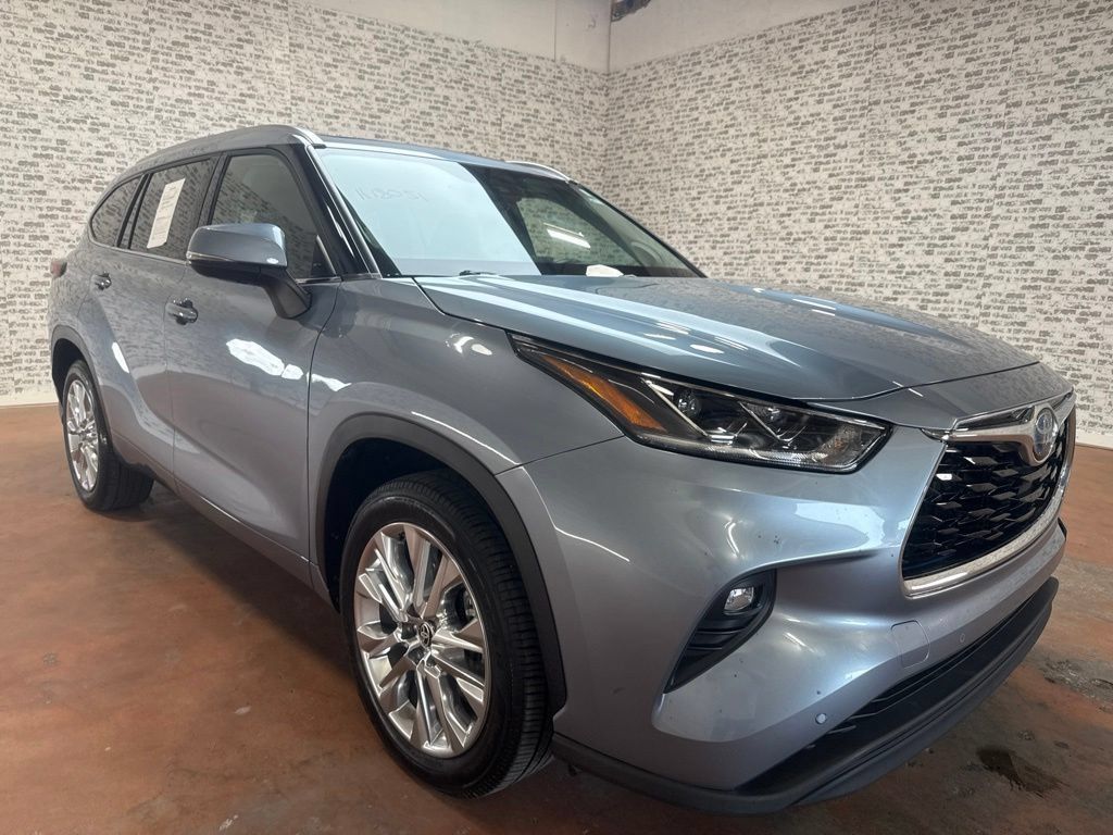 Used 2023 Toyota Highlander Limited FWD image 1