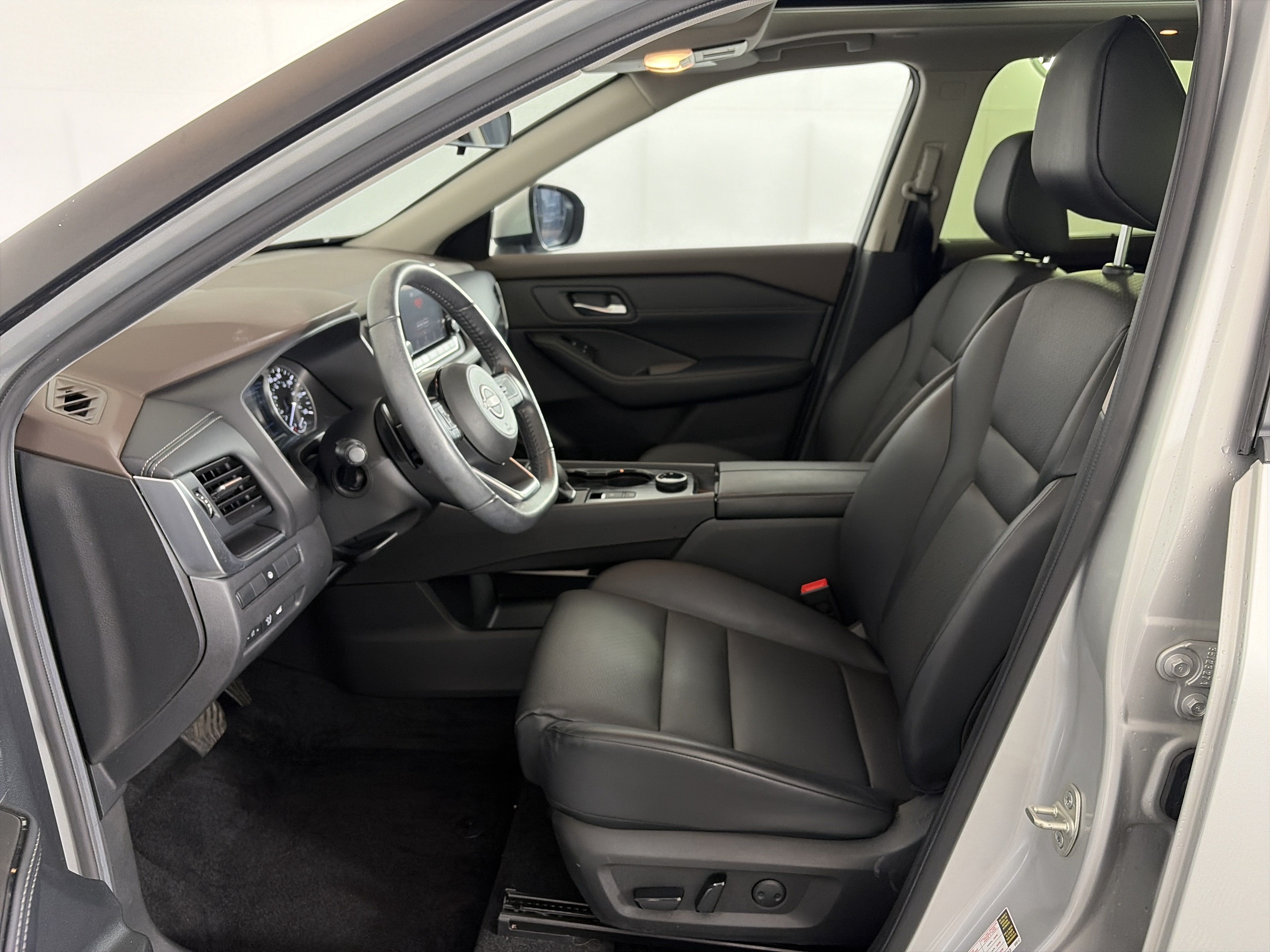 Certified 2023 Nissan Rogue SV w/ SV Premium B Package AWD/4WD image 6