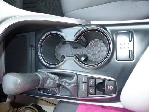 Used 2018 Toyota Camry LE FWD image 49