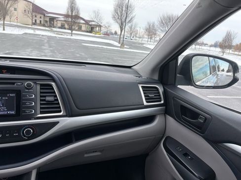 Used 2017 Toyota Highlander LE image 24