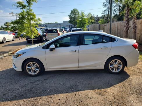 Used 2018 Chevrolet Cruze LT FWD image 2