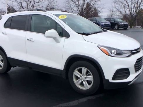 Used 2020 Chevrolet Trax LT w/ LT Convenience Package FWD image 2