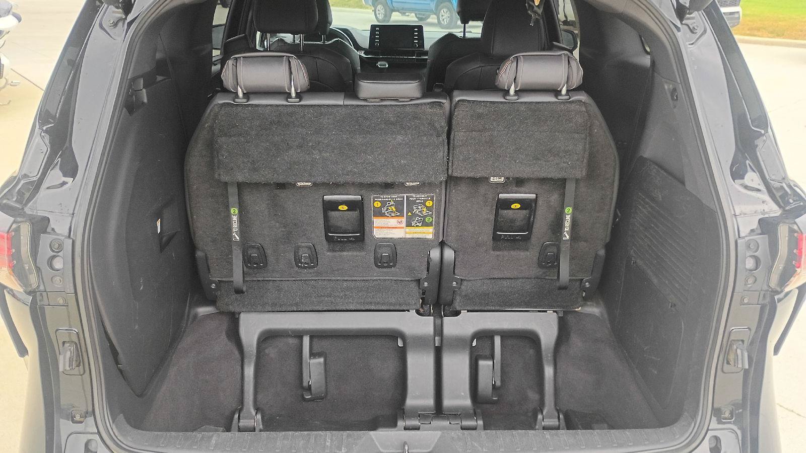 Used 2023 Toyota Sienna XSE FWD image 18
