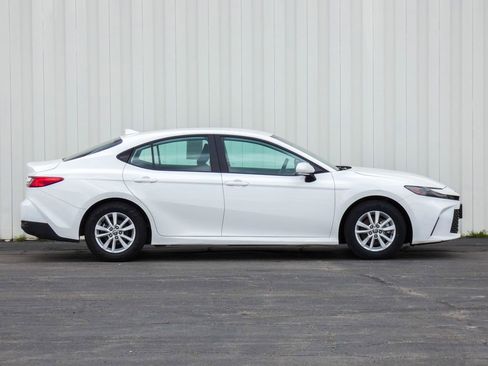 Used 2025 Toyota Camry LE image 2