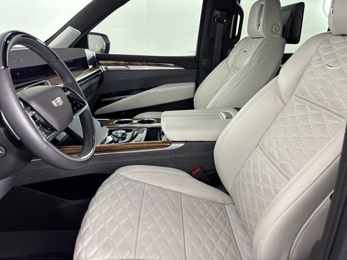 Used 2025 Cadillac Escalade ESV Sport Platinum image 9