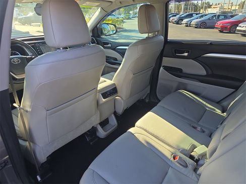 Used 2017 Toyota Highlander XLE image 12