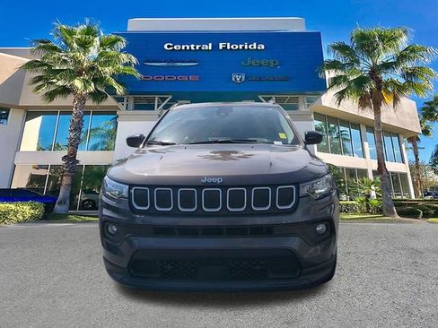 Used 2022 Jeep Compass Latitude FWD image 3