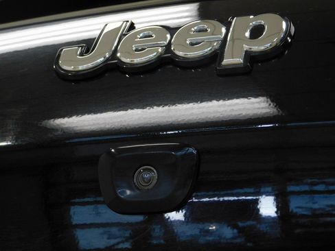 Used 2017 Jeep Cherokee Latitude w/ Comfort & Convenience Group image 82