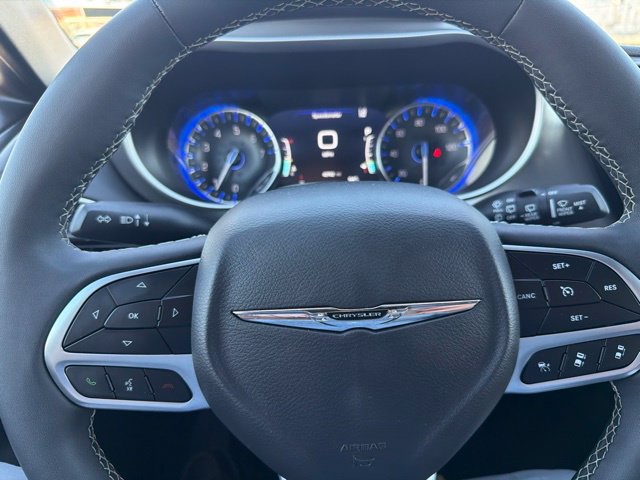 Used 2025 Chrysler Pacifica Select FWD image 9