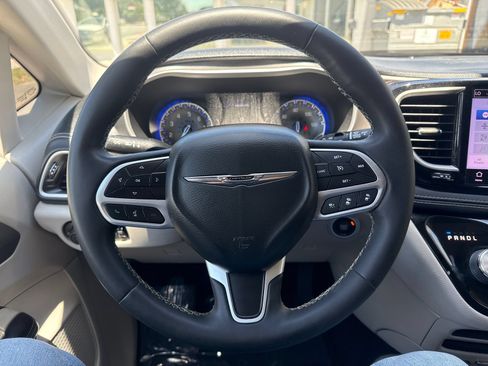 Used 2022 Chrysler Pacifica Touring-L AWD/4WD image 14
