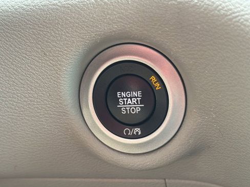 Used 2023 Chrysler Pacifica Touring-L FWD image 9