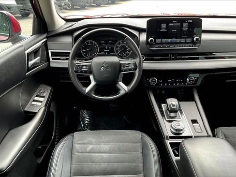 Used 2023 Mitsubishi Outlander SE image 5