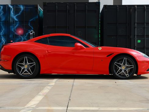 Used 2015 Ferrari California T RWD image 18