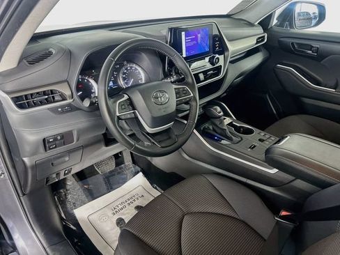 Used 2025 Toyota Highlander LE FWD image 11