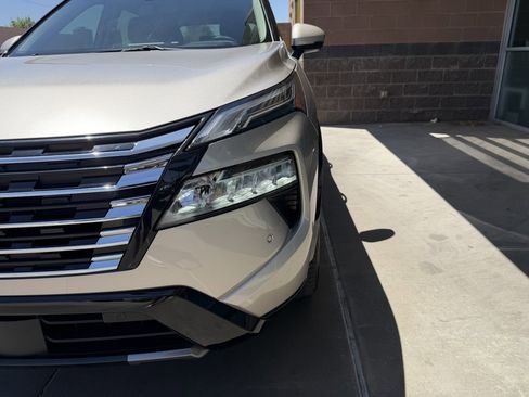 Used 2025 Nissan Rogue Platinum FWD image 11