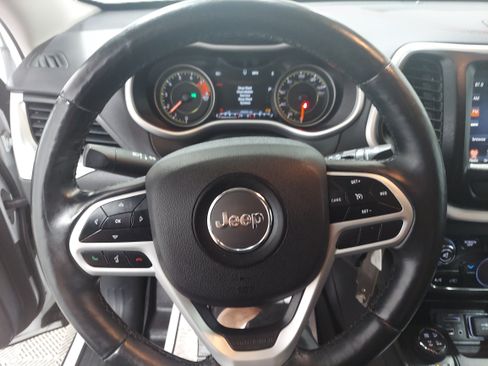 Used 2017 Jeep Cherokee Trailhawk w/ Cold Weather Group AWD/4WD image 9
